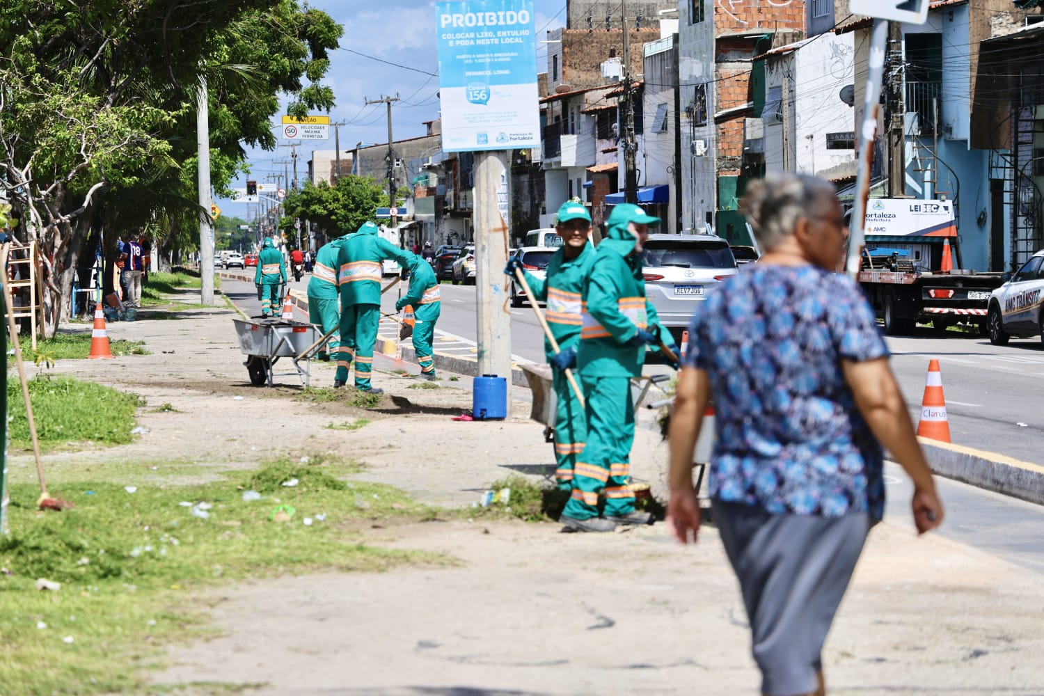 garis fazendo a varrição de uma avenida